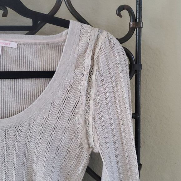 SOLD!! VICTORIA'S SECRET Thin Sweater - Sizes XS - Picture 3 of 6